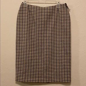 Wool skirt with slit in middle back